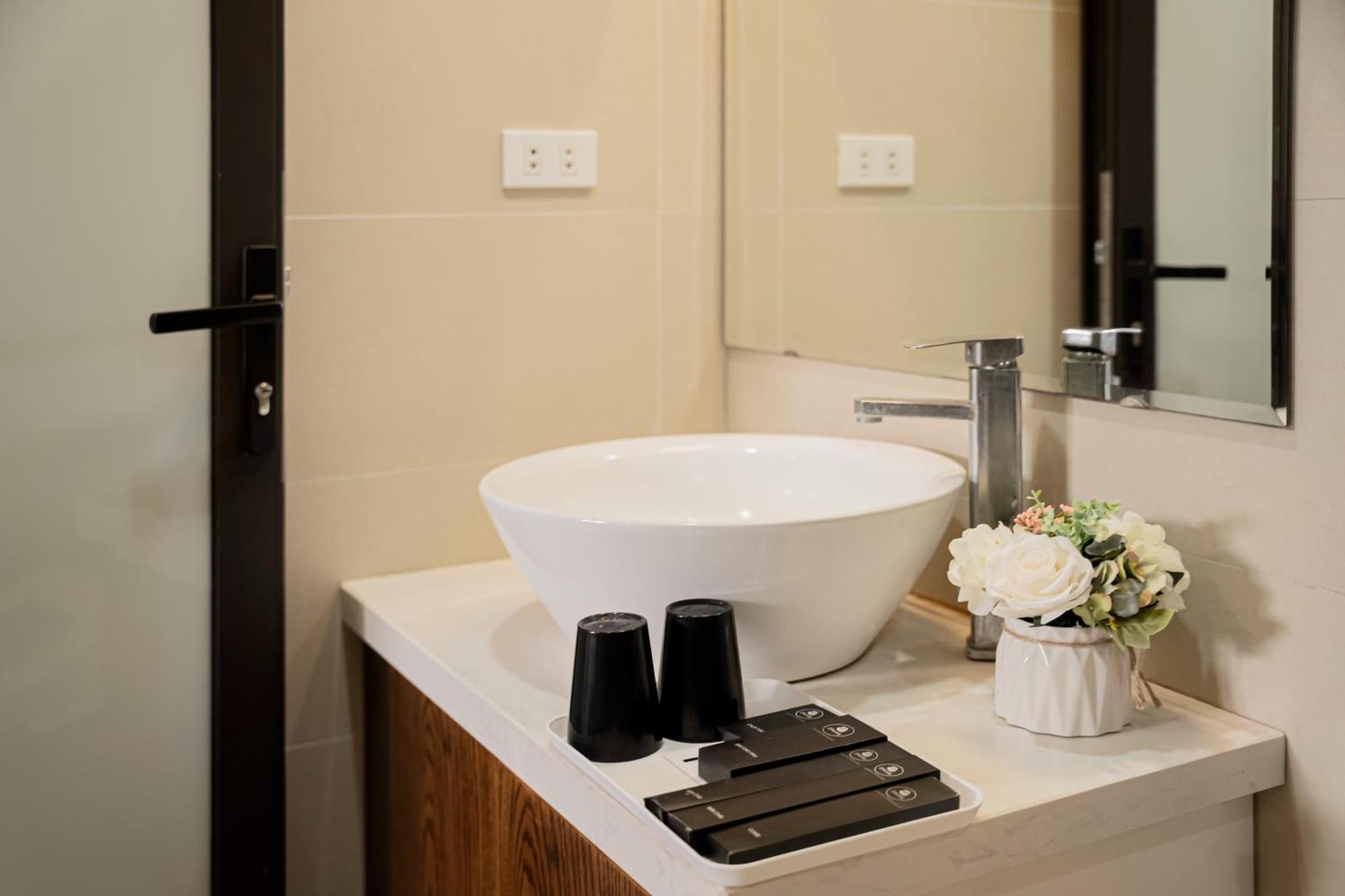 22Housing Hotel & Residence 60 Linh Lang Hanoï Extérieur photo